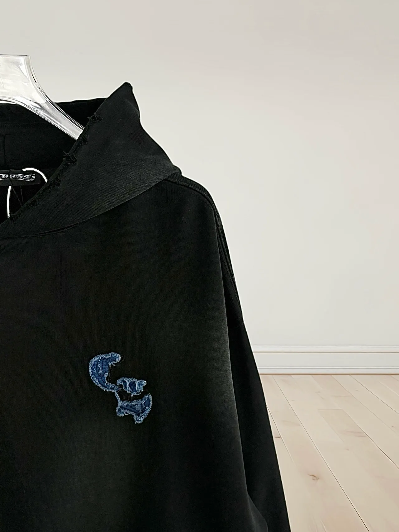 P340 [Higher version] Chrome Hearts*Chrome heart patch embroidered horseshoe logo‼ ️Hooded sweatshirt *Made of 430g pure cotton sweatshirt fabric with double yarns. The fabric is woven with double yarns and twisted together. The strength is 40% higher than that of single yarns, forming a three-dimensional texture similar to the texture of tripe. It not only maintains the moisture absorption and breathability of pure cotton, but also achieves "softness and not collapse" through double yarn thickening. The whole strip of Maliu scanning spray technology uses the washing process to produce a natural fading effect in parts, and the os version has a more lazy and loose feeling. *Laser burnt patch embroidery➕Frayed process: micro-label on the chest patch, large logo horseshoe pattern on the back, heavy laser burnt three-dimensional patch embroidery pattern design, washed and frayed, and the overall garment presents a lazy style. *Whether it is daily outings or sports and fitness, you can show your trendy attitude and become the focus of the street. Same style for men and women 𝐂𝐎𝐋𝐎𝐔𝐑: white, blue, black 𝐒𝐈𝐙𝐄: S-XL